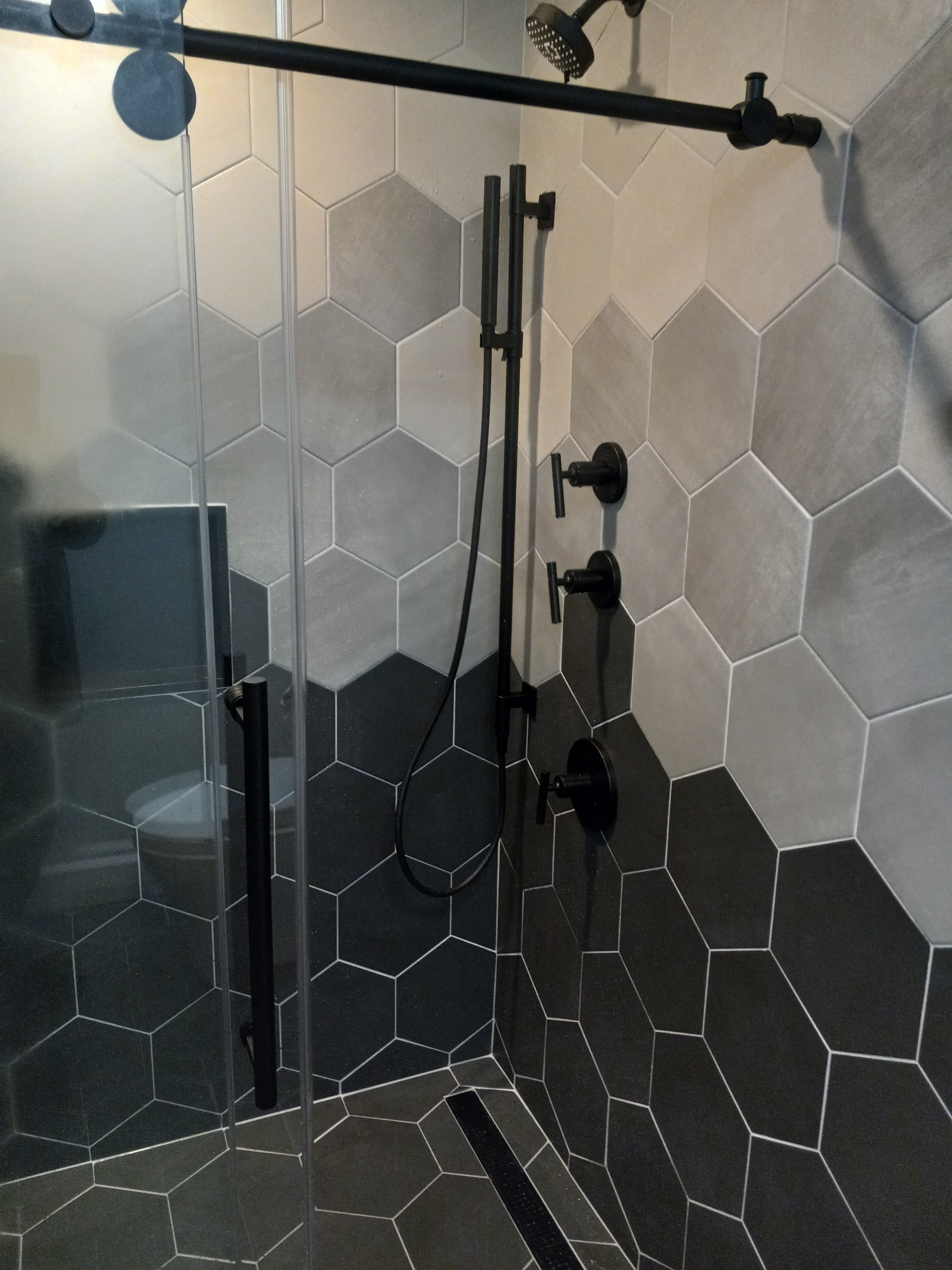 picture of a newly remodeled bathroom with backsplash tile and custom floor tiling in portland oregon